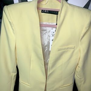Zara blazer pale yellow one clip bottom in the front center,  form fitting